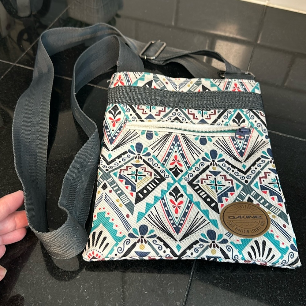 Dakine crossbody purse